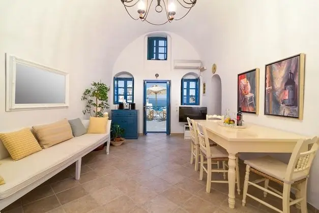 Blue & White Cave House, Outdoor Hot Tub (open Monday, Wednesday, Friday, and Sunday)