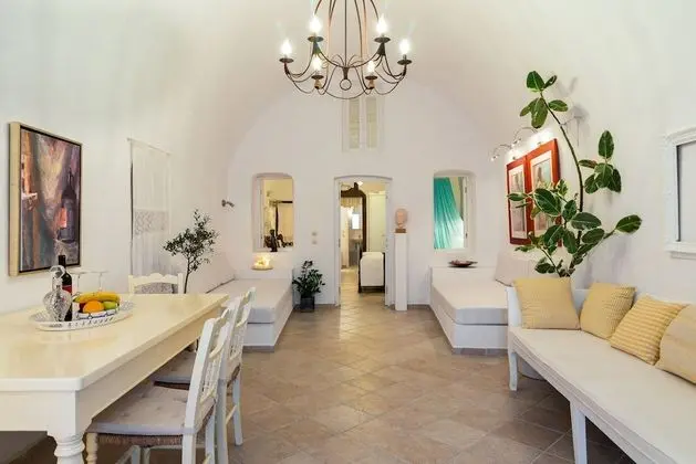 Blue & White Cave House, Outdoor Hot Tub (open Monday, Wednesday, Friday, and Sunday)