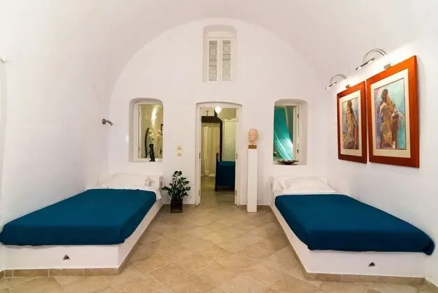 Blue & White Cave House, Outdoor Hot Tub (open Monday, Wednesday, Friday, and Sunday)