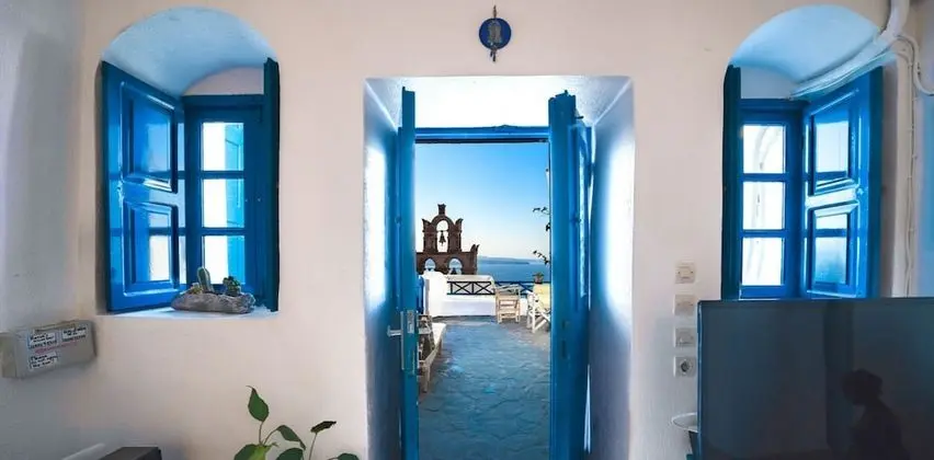 Blue & White Cave House, Outdoor Hot Tub (open Monday, Wednesday, Friday, and Sunday)