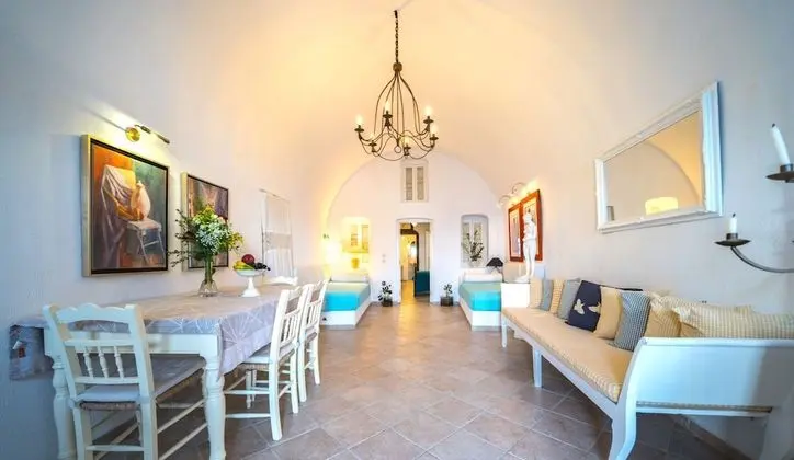 Blue & White Cave House, Outdoor Hot Tub (open Monday, Wednesday, Friday, and Sunday)