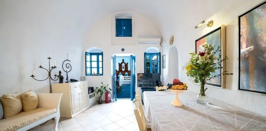 Blue & White Cave House, Outdoor Hot Tub (open Monday, Wednesday, Friday, and Sunday)