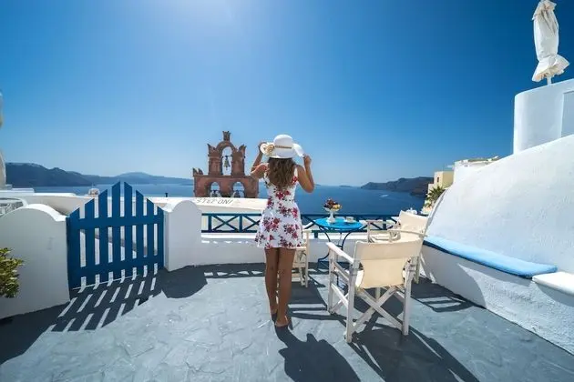 Blue & White Cave House, Outdoor Hot Tub (open Monday, Wednesday, Friday, and Sunday)