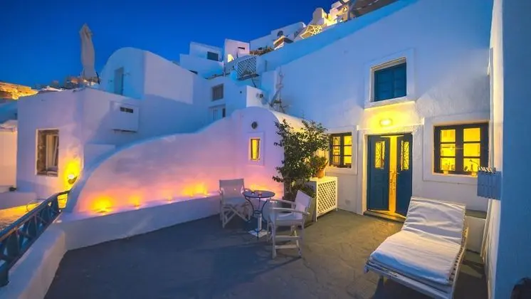 Blue & White Cave House, Outdoor Hot Tub (open Monday, Wednesday, Friday, and Sunday)