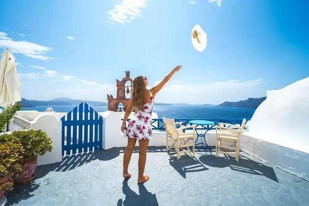 Blue & White Cave House, Outdoor Hot Tub (open Monday, Wednesday, Friday, and Sunday)