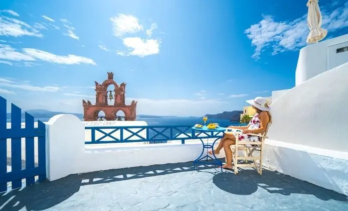 Blue & White Cave House, Outdoor Hot Tub (open Monday, Wednesday, Friday, and Sunday)