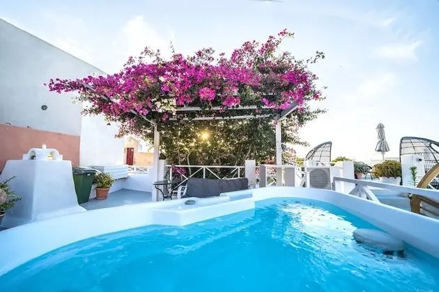 Blue & White Cave House, Outdoor Hot Tub (open Monday, Wednesday, Friday, and Sunday)
