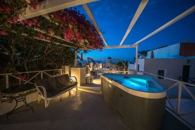 Blue & White Cave House, Outdoor Hot Tub (open Monday, Wednesday, Friday, and Sunday)