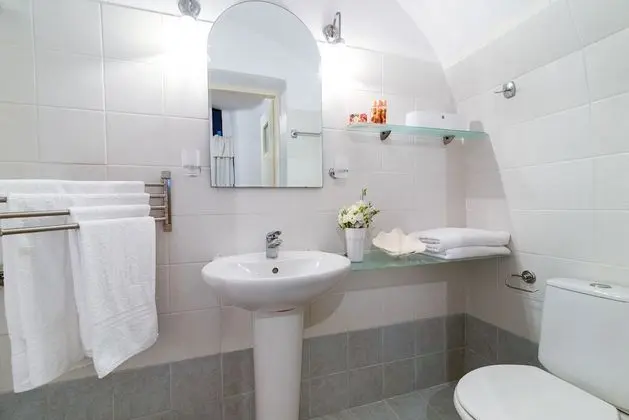 Blue & White Cave House, Outdoor Hot Tub (open Monday, Wednesday, Friday, and Sunday)