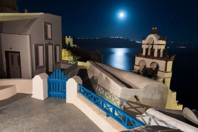 Blue & White Cave House, Outdoor Hot Tub (open Monday, Wednesday, Friday, and Sunday)