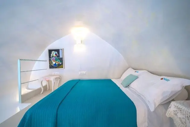 Helios Cave House, Private Outdoor Hot Tub (open Tuesday, Thursday, and Saturday)