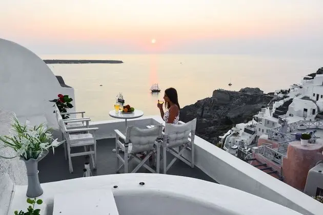 Helios Cave House, Private Outdoor Hot Tub (open Tuesday, Thursday, and Saturday)