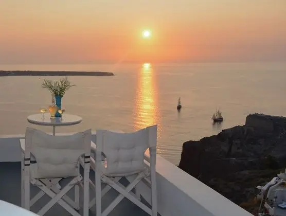 Helios Cave House, Private Outdoor Hot Tub (open Tuesday, Thursday, and Saturday)