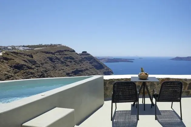 Grand Honeymoon villa with hot tub and caldera view