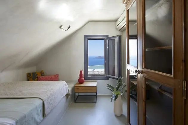 Grand Honeymoon villa with hot tub and caldera view