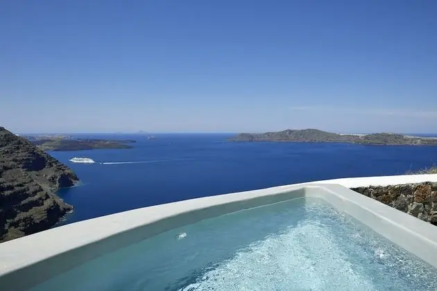 Grand Honeymoon villa with hot tub and caldera view
