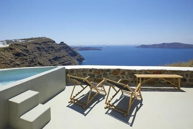 Grand Honeymoon villa with hot tub and caldera view