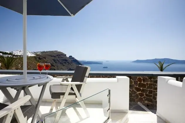 Grand Honeymoon villa with hot tub and caldera view