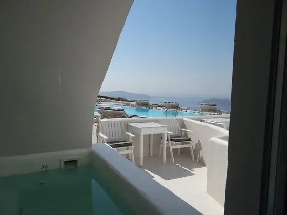Cave Suite with Plunge Pool & Caldera View