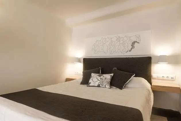 Cave Suite with Plunge Pool & Caldera View