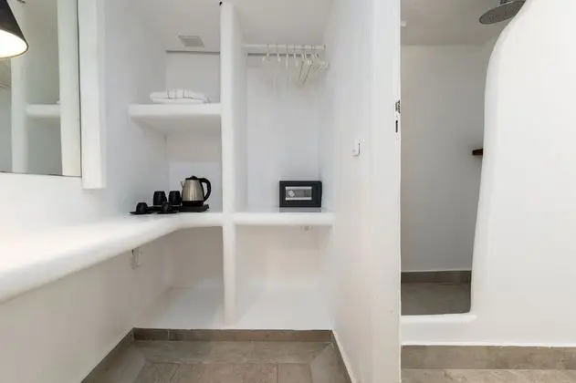 Cave Suite with Plunge Pool & Caldera View