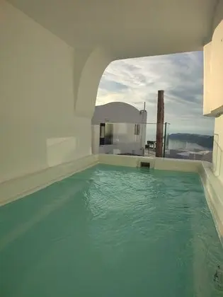 Cave Suite with Plunge Pool & Caldera View