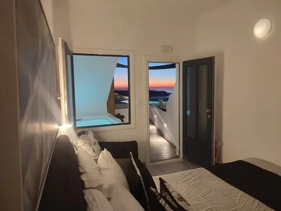 Deluxe Suite with Hot Tub & Caldera View