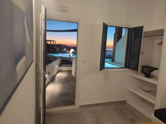 Deluxe Suite with Hot Tub & Caldera View