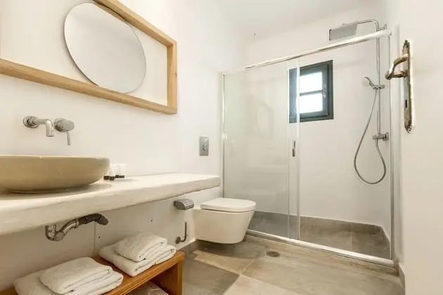 Deluxe Suite with Hot Tub & Caldera View