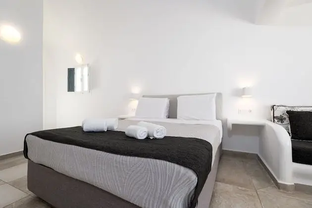 Honeymoon Suite with Plunge Pool & Caldera View
