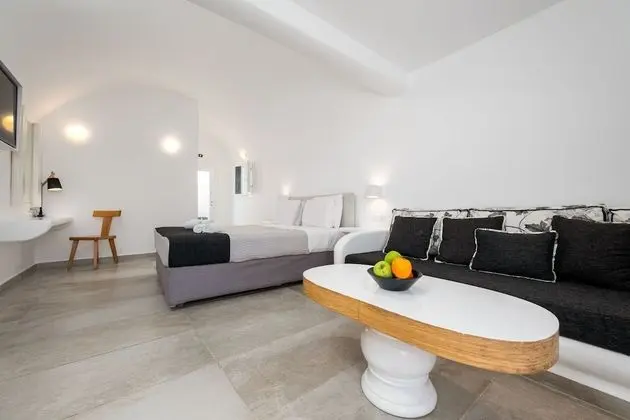 Honeymoon Suite with Plunge Pool & Caldera View