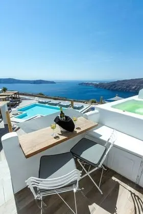 Honeymoon Suite with Plunge Pool & Caldera View