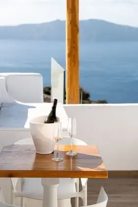 Honeymoon Suite with Plunge Pool & Caldera View