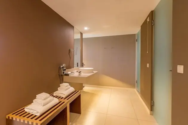 Tek Büyük veya İki Ayrı Yataklı Oda, Balkon, Havuz Manzaralı