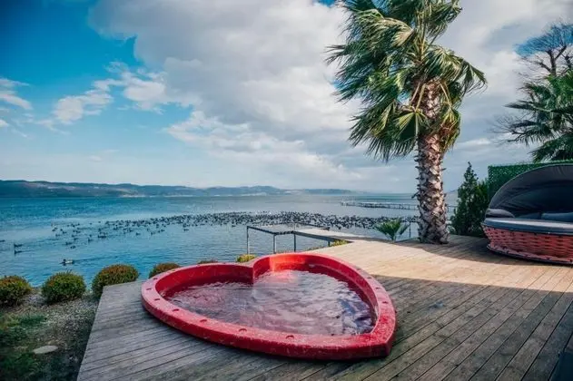 Sunset Love Suit, Göl Manzaralı, Havuzlu