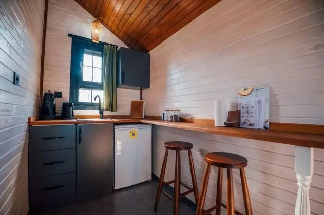 Superior Tiny House, Göl Manzaralı, Özel Havuzlu ve Bahçeli