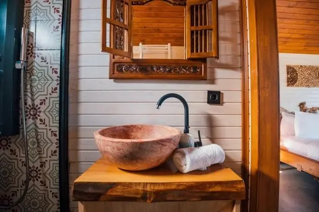 Superior Tiny House, Göl Manzaralı, Özel Havuzlu ve Bahçeli