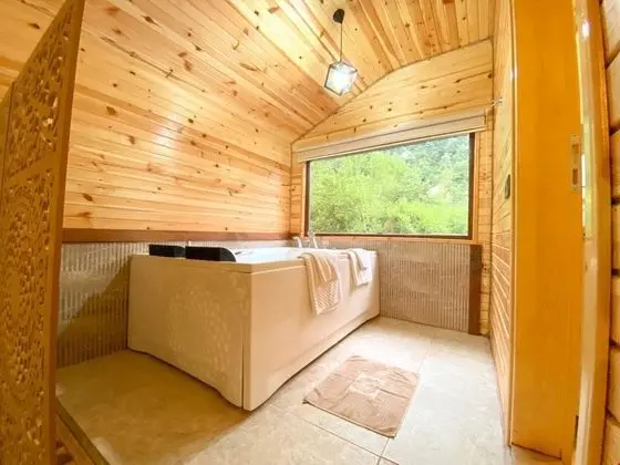 Dubleks Jakuzili Şömineli Bungalov