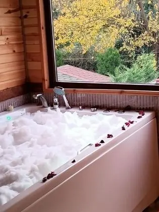 Dubleks Jakuzili Şömineli Bungalov
