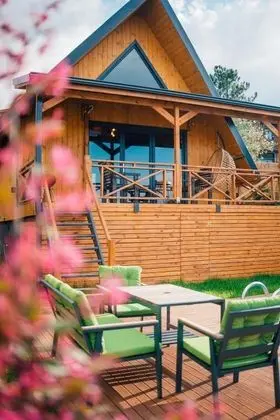Üçgen Bungalow, Göl Manzaralı, Özel Havuzlu ve Bahçeli