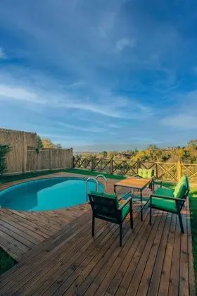 Üçgen Bungalow, Göl Manzaralı, Özel Havuzlu ve Bahçeli