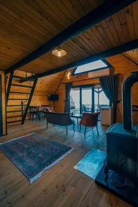 Üçgen Bungalow, Göl Manzaralı, Özel Havuzlu ve Bahçeli