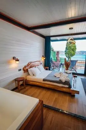 Delüks 3 Kişilik Aile Odası, Göl Manzaralı, Jakuzili ve Teraslı
