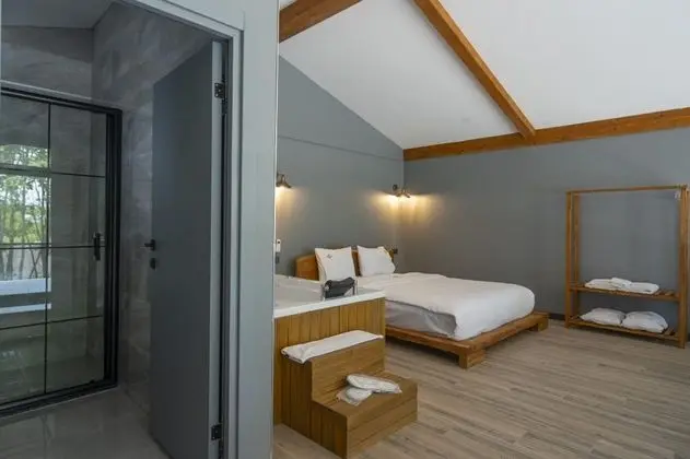 Deluxe Jakuzili Suite, Havuz ve Bahçe Manzaralı, Isıtmalı Özel Havuzlu