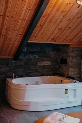 Jakuzili Şömineli Bungalow,Dağ Manzaralı,Isıtmalı Özel Havuzlu