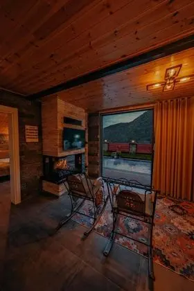 Jakuzili Şömineli Bungalow,Dağ Manzaralı,Isıtmalı Özel Havuzlu