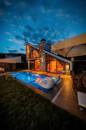 Jakuzili Şömineli Bungalow,Dağ Manzaralı,Isıtmalı Özel Havuzlu