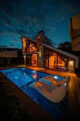 Jakuzili Şömineli Bungalow,Dağ Manzaralı,Isıtmalı Özel Havuzlu