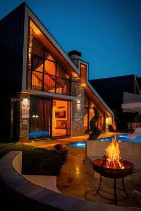 Jakuzili Şömineli Bungalow,Dağ Manzaralı,Isıtmalı Özel Havuzlu