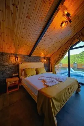 Jakuzili Şömineli Bungalow,Dağ Manzaralı,Isıtmalı Özel Havuzlu